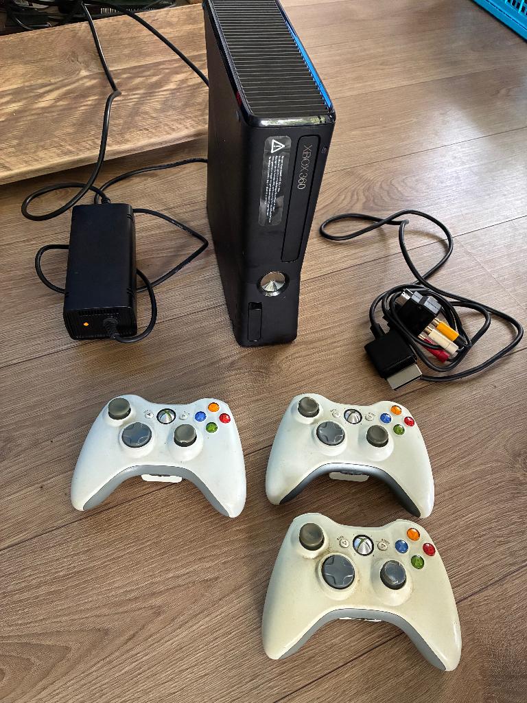 XBOX 360 slim 250gb console + een paar spellen, Ophalen, Met 3 controllers of meer, 250 GB, Gebruikt