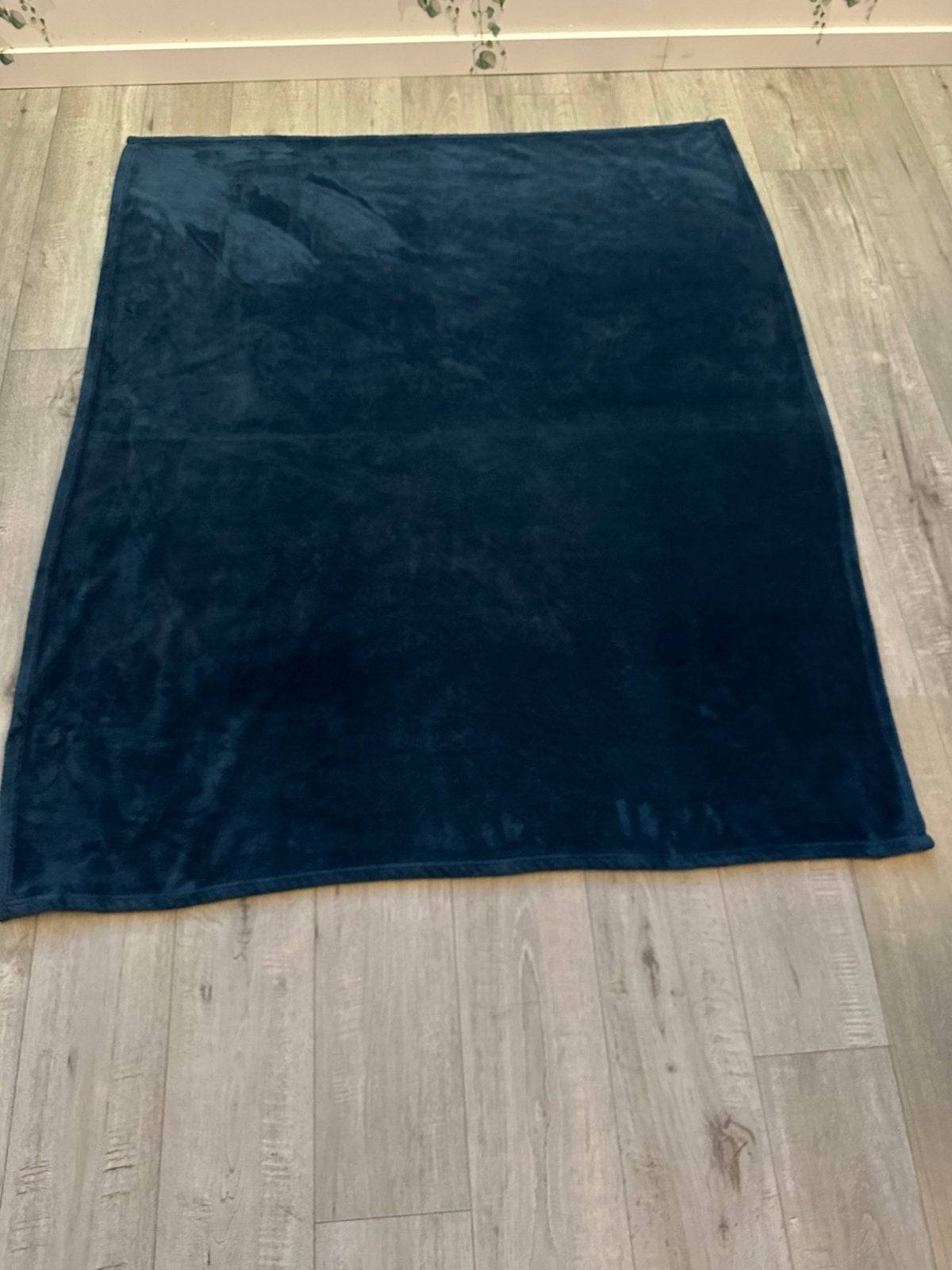 donkerblauwe plaid van het merk Villa Volance., Fleecedeken, Gebruikt, 130 cm, Ophalen of Verzenden