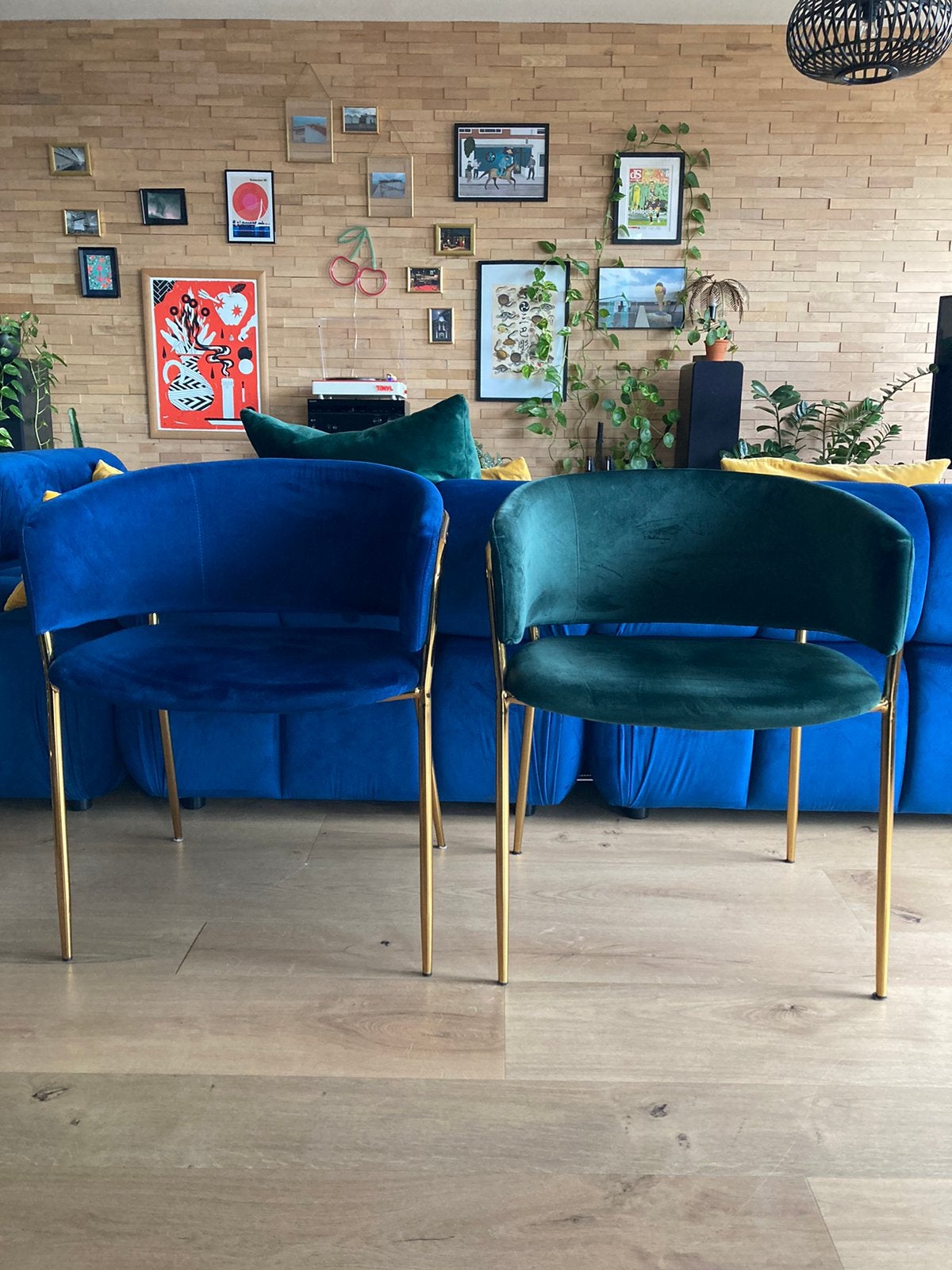 Twee mooie Kave Home stoelen, velours - mosgroen/donkerblauw, Ophalen, Twee, Blauw, Zo goed als nieuw