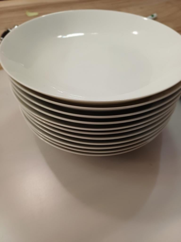 11 diepe porseleinen borden - 22cm, Ophalen of Verzenden, Zo goed als nieuw, Bord(en), Effen