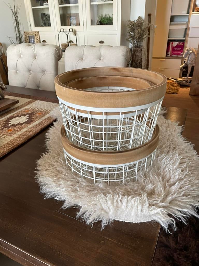 Drie stoere metalen draadmanden met houten rand, Huis en Inrichting, Woonaccessoires | Schalen en Manden, Overige materialen, Mand