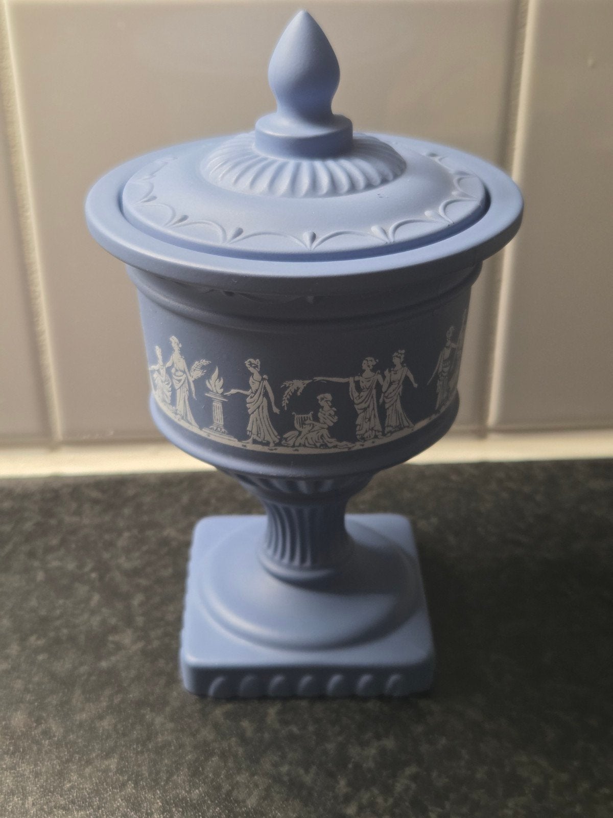 Avon "Wedgwood Style" Urn met Deksel – Jaren 70, Verzamelen, Parfumverzamelingen, Ophalen of Verzenden, Zo goed als nieuw, Parfumfles