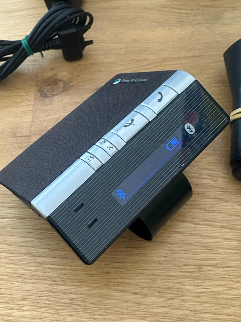 Sony Ericsson HCB-100 Bluetooth Carkit met Opladers, Ophalen of Verzenden, Zo goed als nieuw