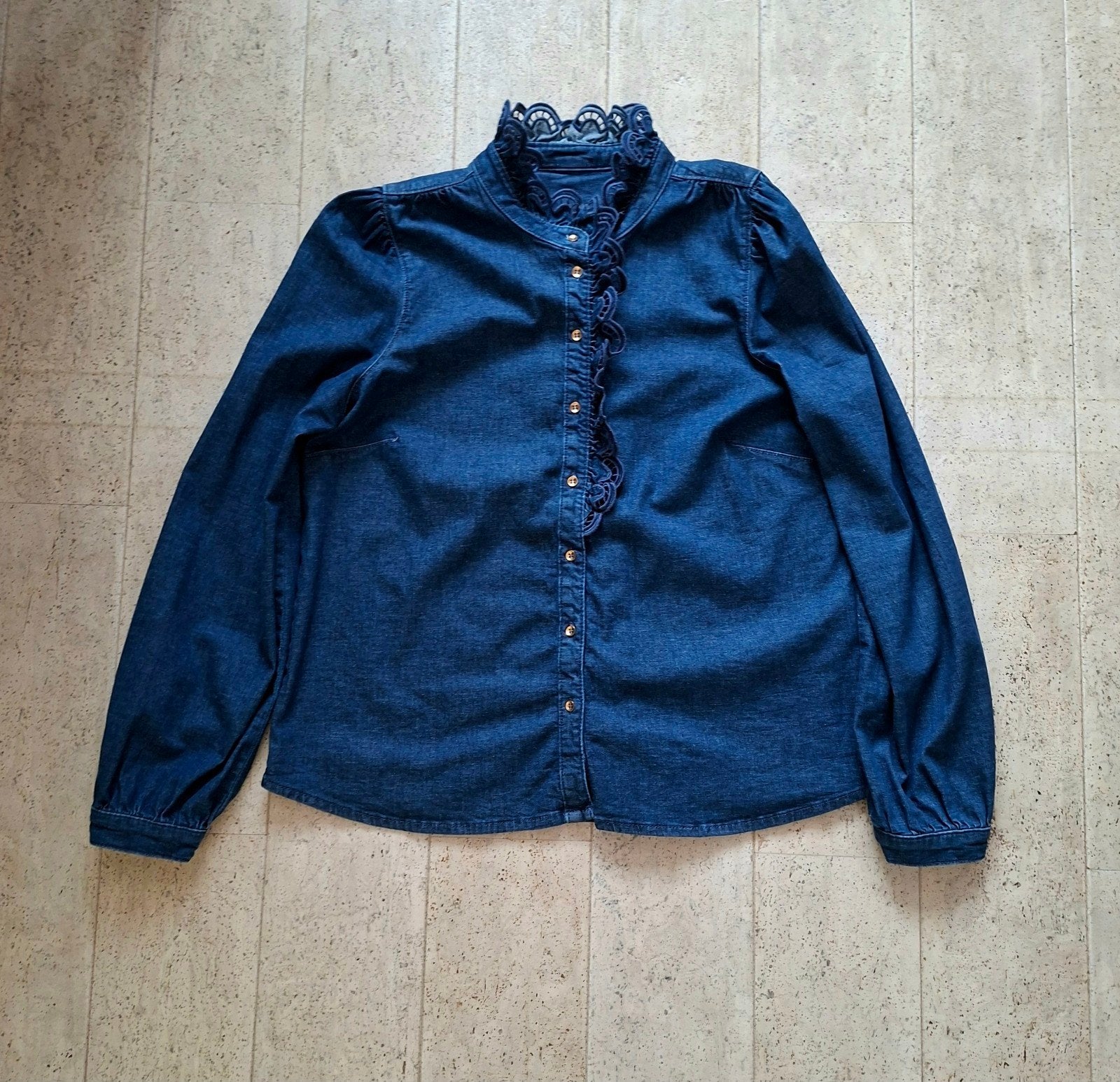 Studio Anneloes Lia denim blouse met ruches maat L, Kleding | Dames, Blouses en Tunieken, Studio Anneloes, Ophalen of Verzenden