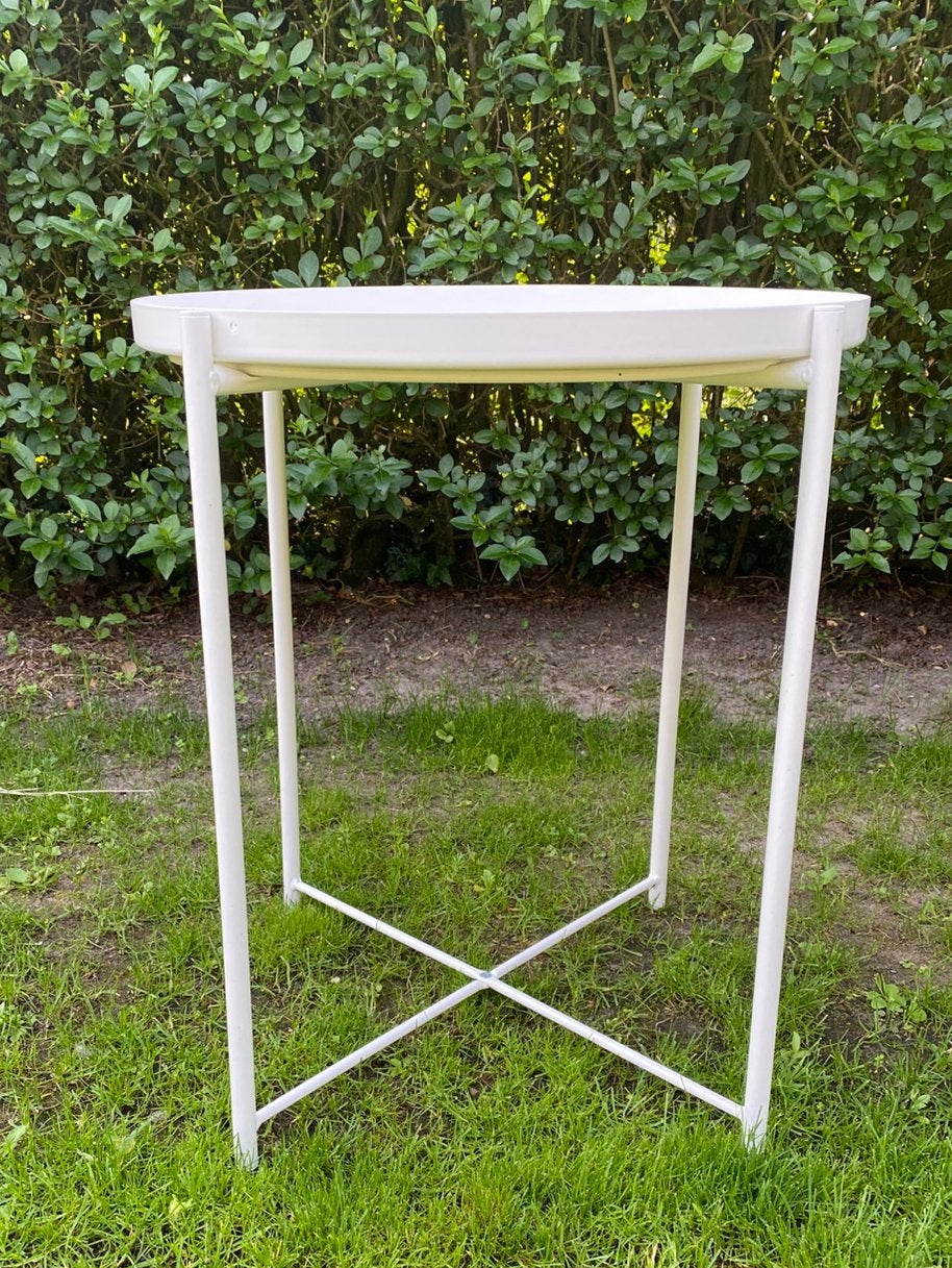 Twee witte IKEA GLADOM bijzettafeltjes, Minder dan 55 cm, Metaal of Aluminium, Rond, Zo goed als nieuw