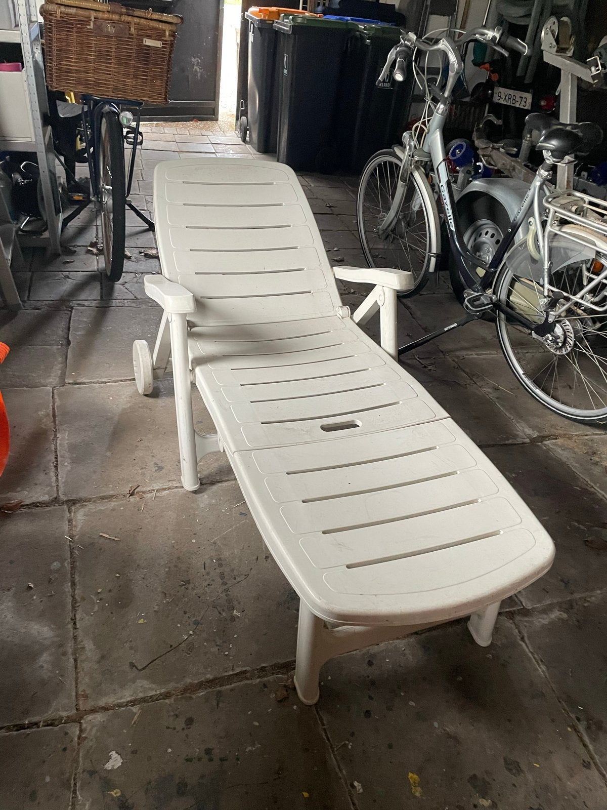 Witte kunststof ligstoel met wielen, Ophalen, Gebruikt, Kunststof, Verstelbaar