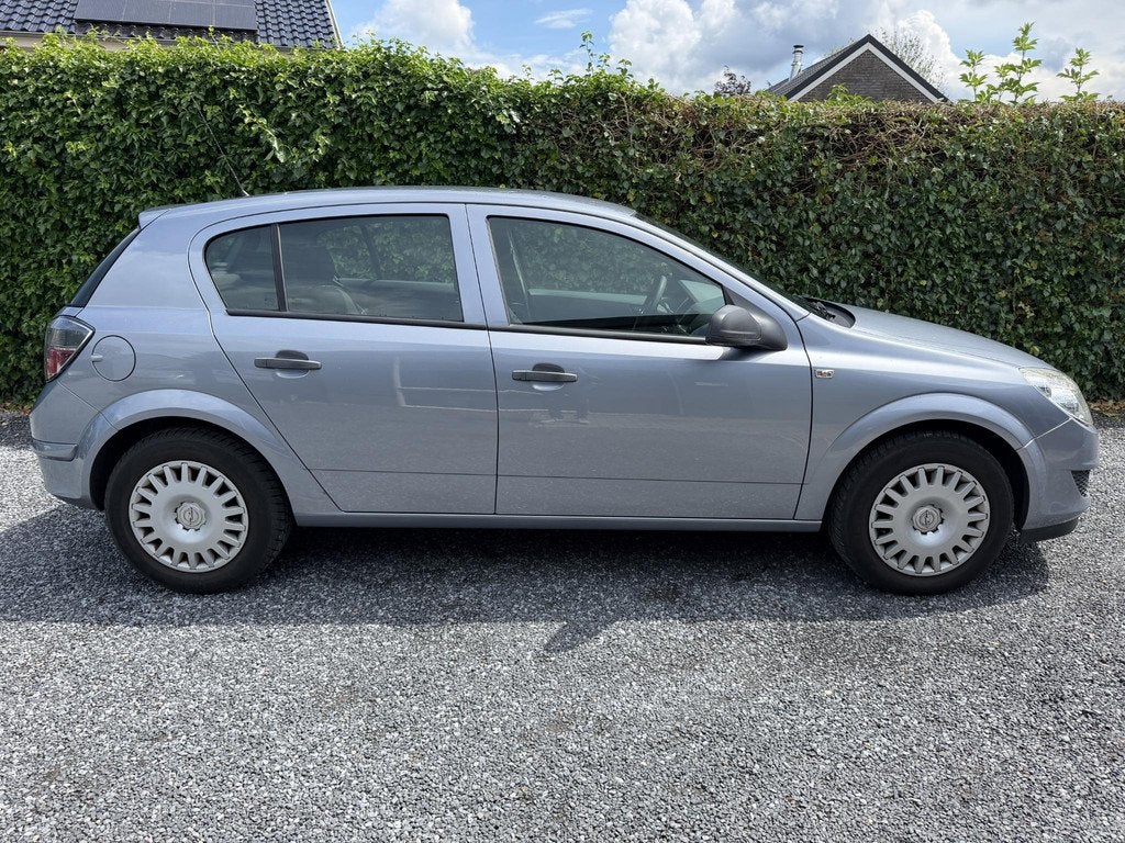 Opel Astra 1.6 Essentia | Elekt. Ramen | Radio / CD | APK to, Voorwielaandrijving, Gebruikt, Zwart, 4 cilinders