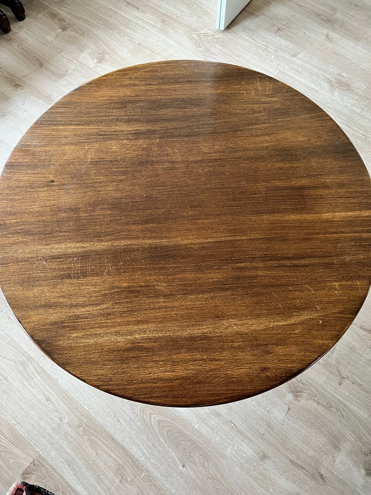 Ronde houten salontafel met bewerkte poot, Ophalen