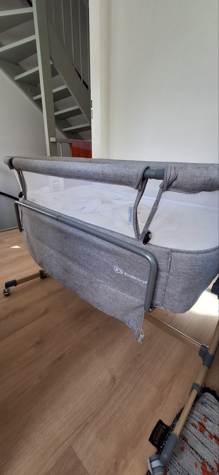 Kinderkraft Neste Air Co-sleeper Wieg - Grijs, Ophalen, Verstelbaar, 190 cm of minder, Zo goed als nieuw