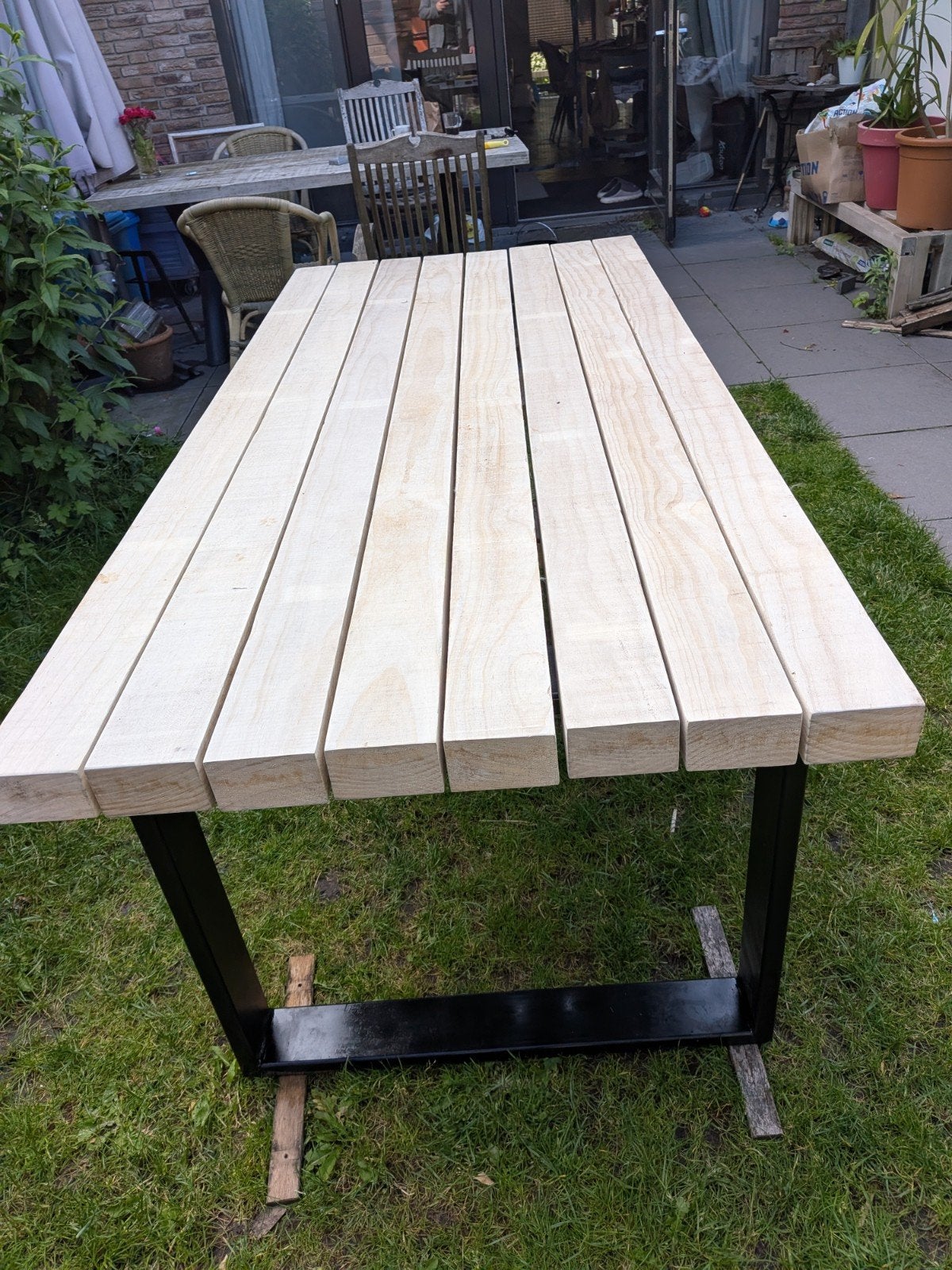 Robuuste houten tuintafel met metalen onderstel, Tuin en Terras, Ophalen of Verzenden, Rechthoekig, Hout