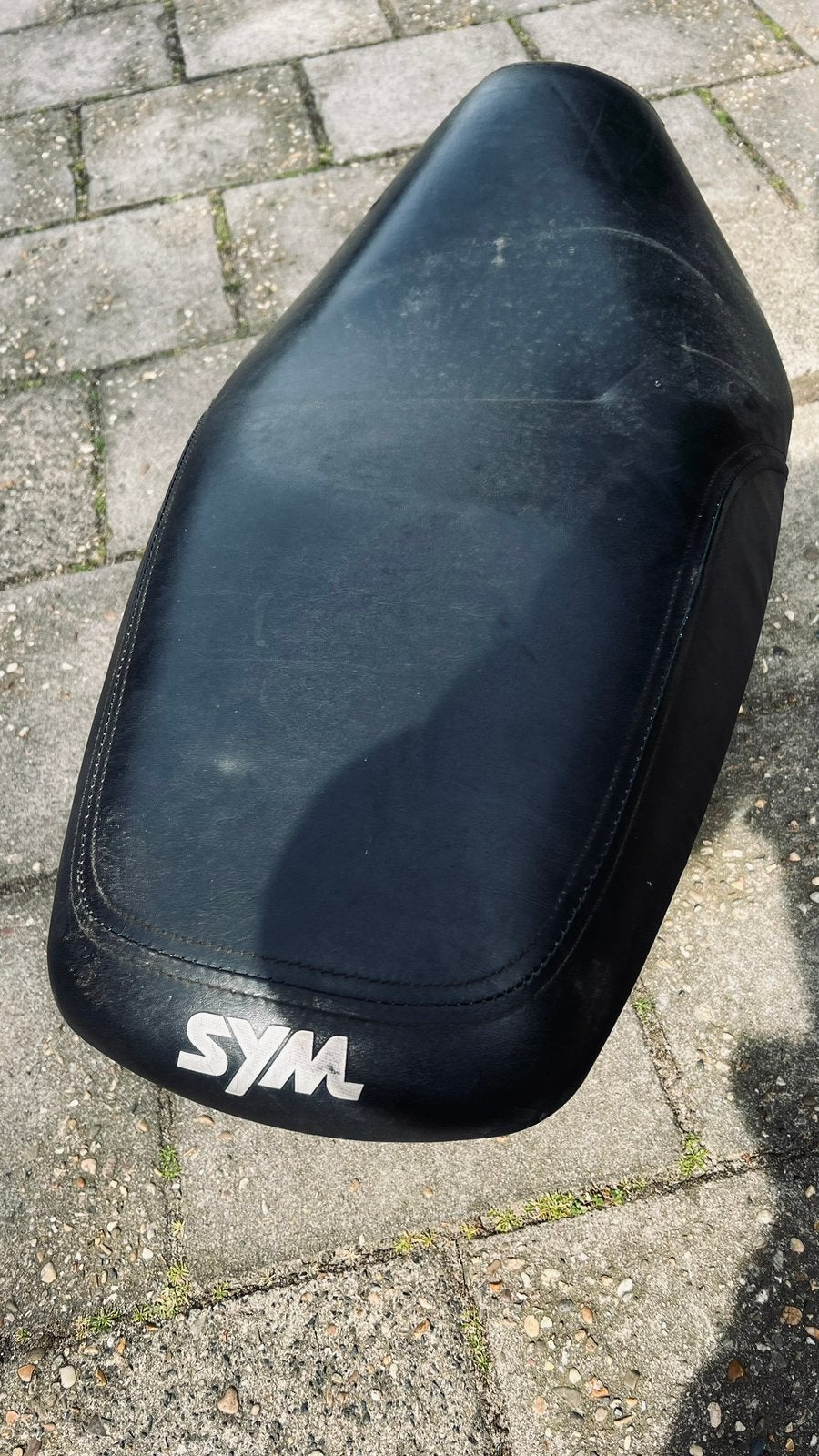 Te koop zadel sym orbit 2 met helmbak, Fietsen en Brommers, Brommeronderdelen | Scooters, Ophalen of Verzenden, Zo goed als nieuw
