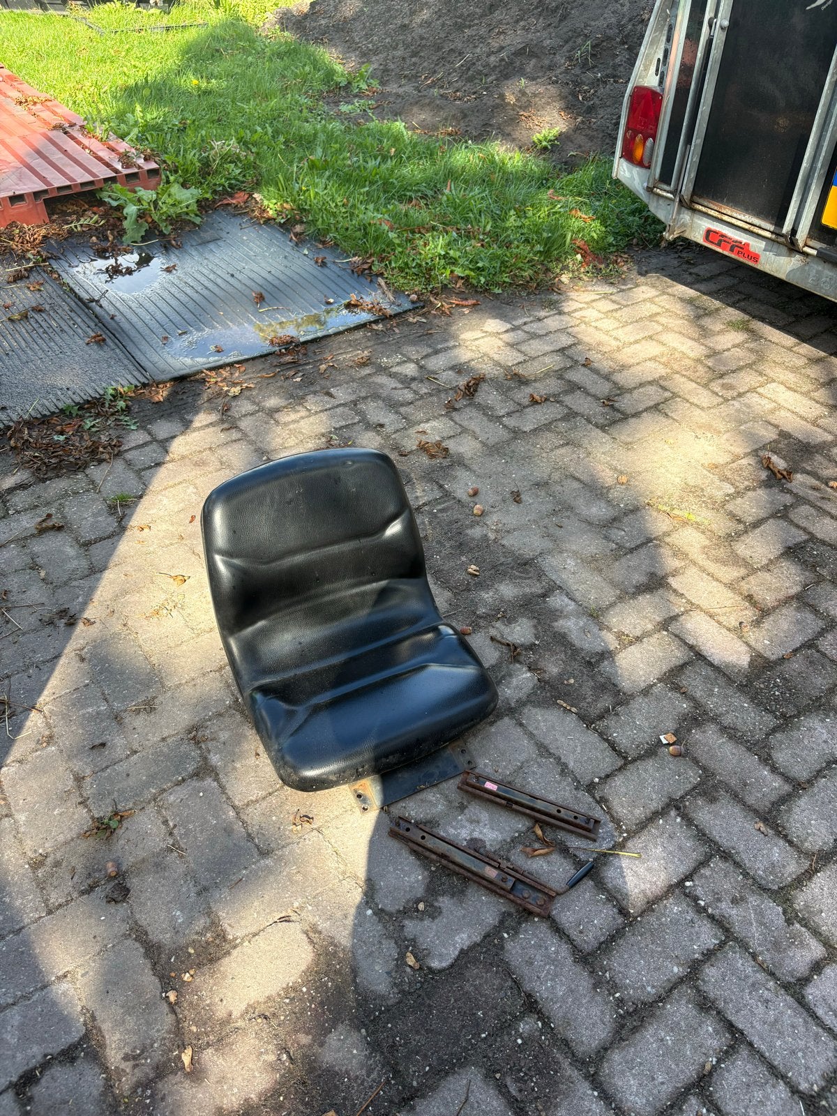Zwarte tractorstoel met rails - Gebruikt, Auto-onderdelen, Ophalen, Gebruikt, Universele onderdelen