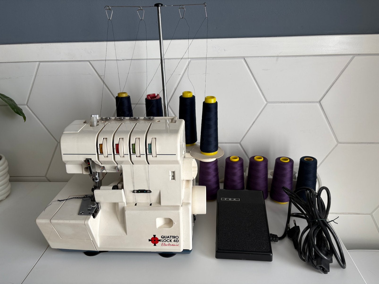 Quattro Lock 4D lockmachine inclusief accessoires., Ophalen, Gebruikt, Naaimachine, Overige merken