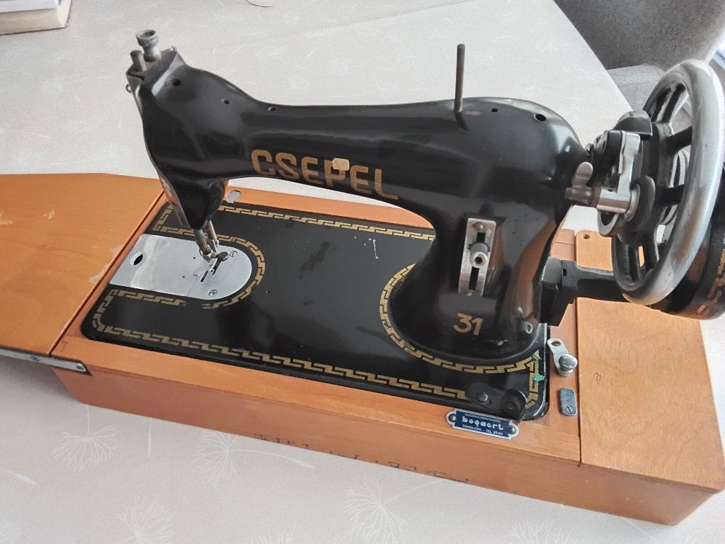 Antieke handnaaimachine, Antiek en Kunst, Ophalen