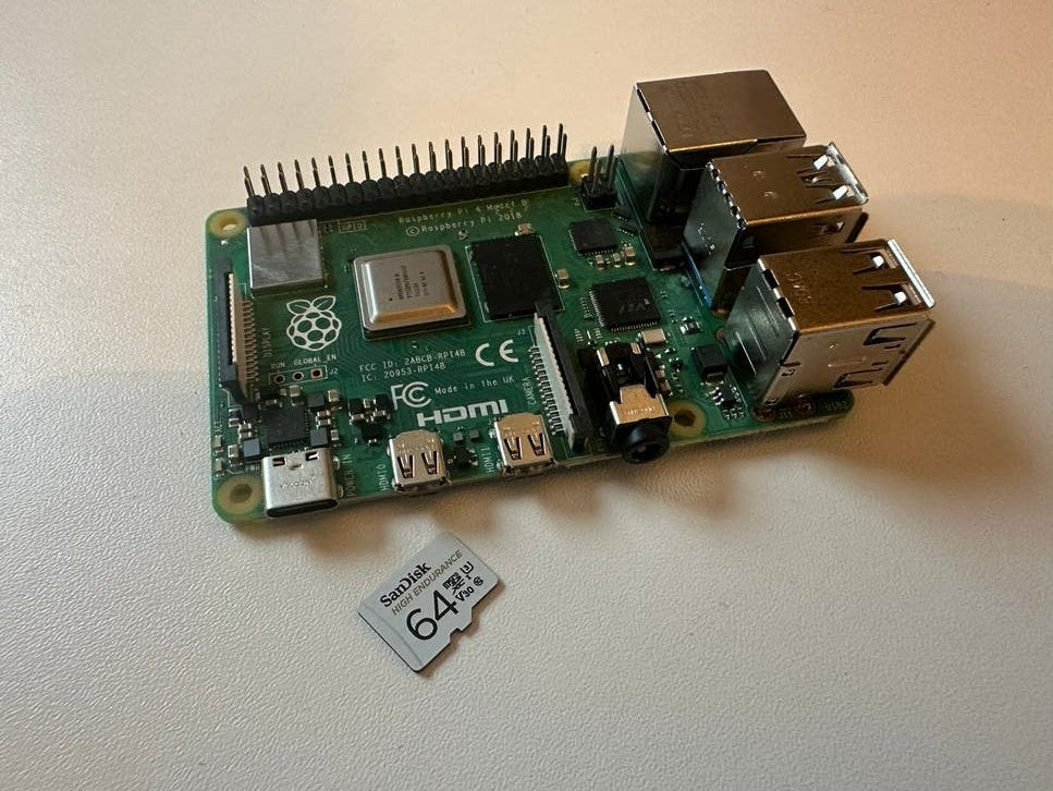 Raspberry Pi 4 Model B 2GB met 64GB SanDisk Micro SD, Computers en Software, Overige Computers en Software, Zo goed als nieuw
