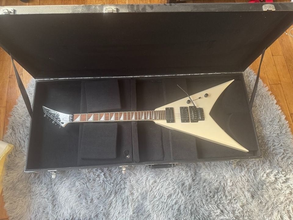 1991 Japanse Jackson King V Pro met gigbag, Muziek en Instrumenten, Overige merken, Met versterker, Ophalen of Verzenden, Zo goed als nieuw