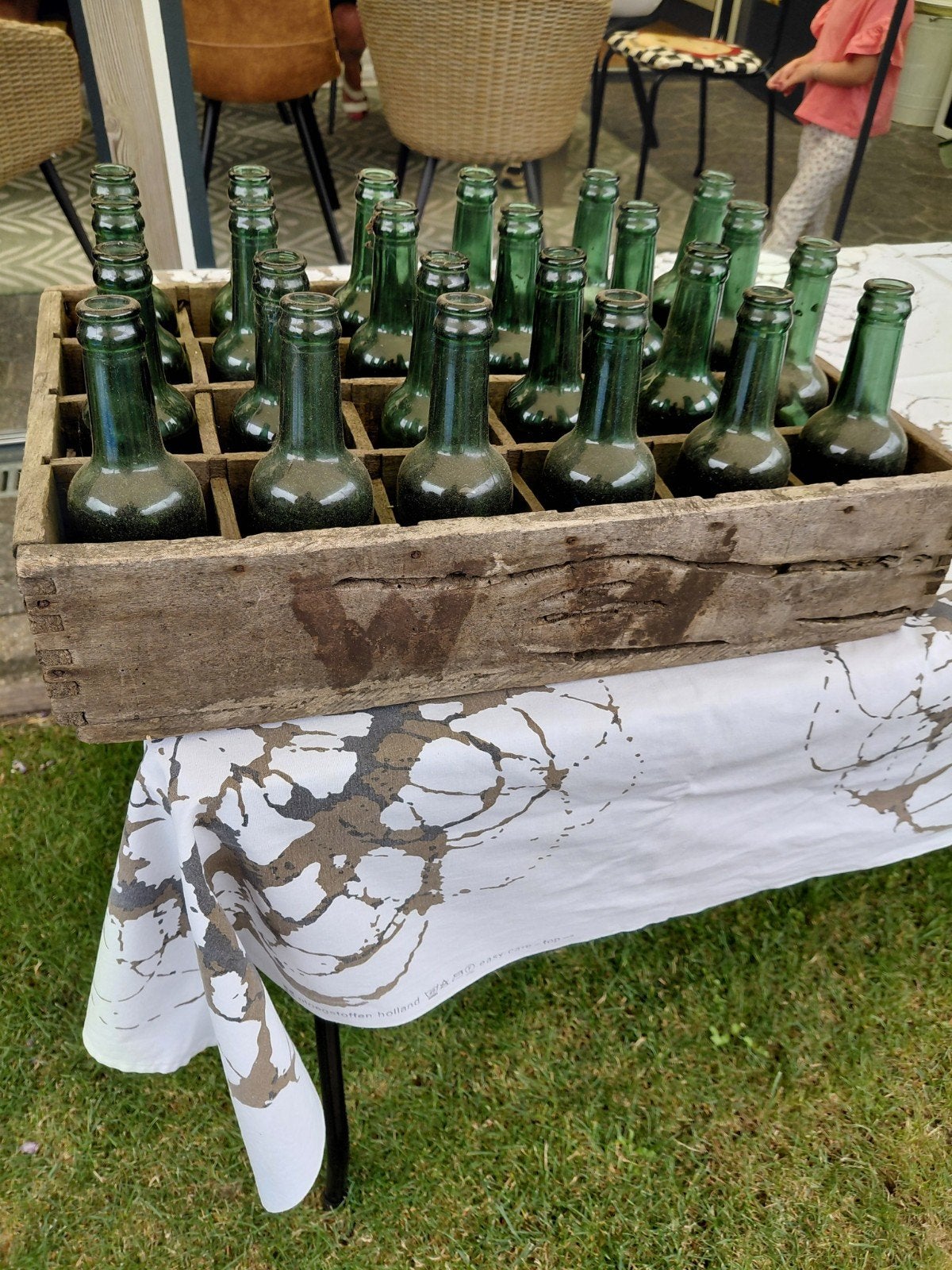 Vintage houten krat met 24 groene flessen, Ophalen