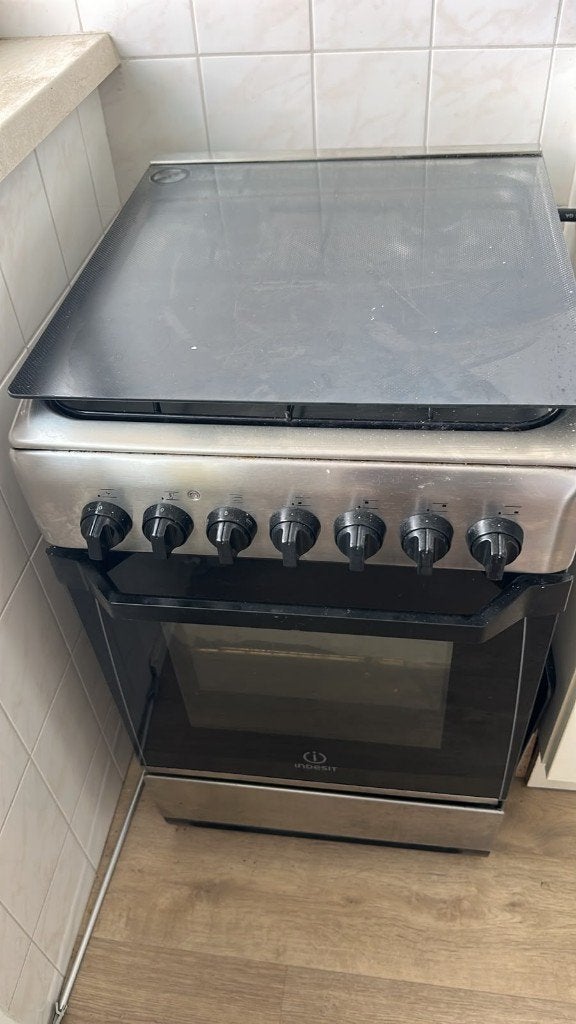Indesit fornuis gas + oven Hardenberg, Witgoed en Apparatuur, Ophalen, 4 kookzones, Gas, Vrijstaand