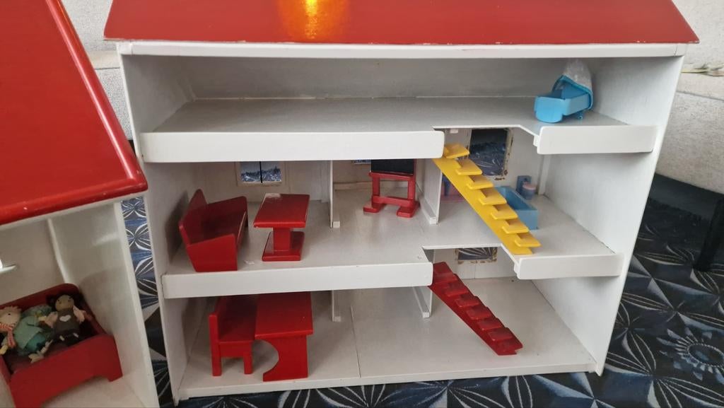 Twee authentieke poppenhuizen met meubels en poppetjes, Ophalen, Gebruikt, Poppenhuis