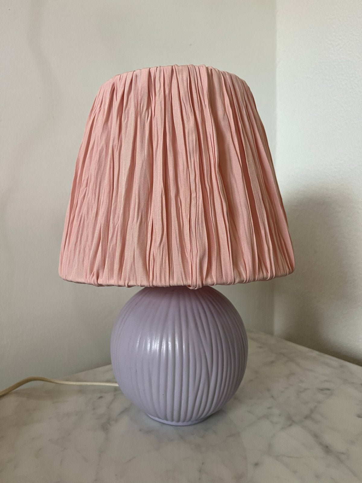 Lila tafellampje met roze geplooide lampenkap, Ophalen of Verzenden, Gebruikt, Stof, Minder dan 50 cm