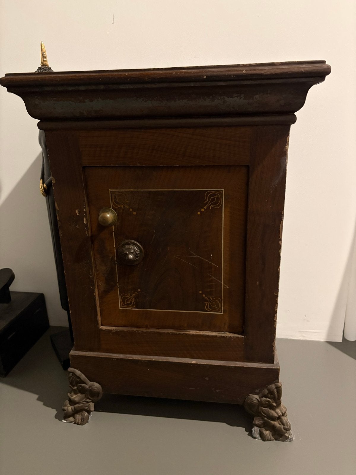 Antieke gietijzeren kluis, Ophalen