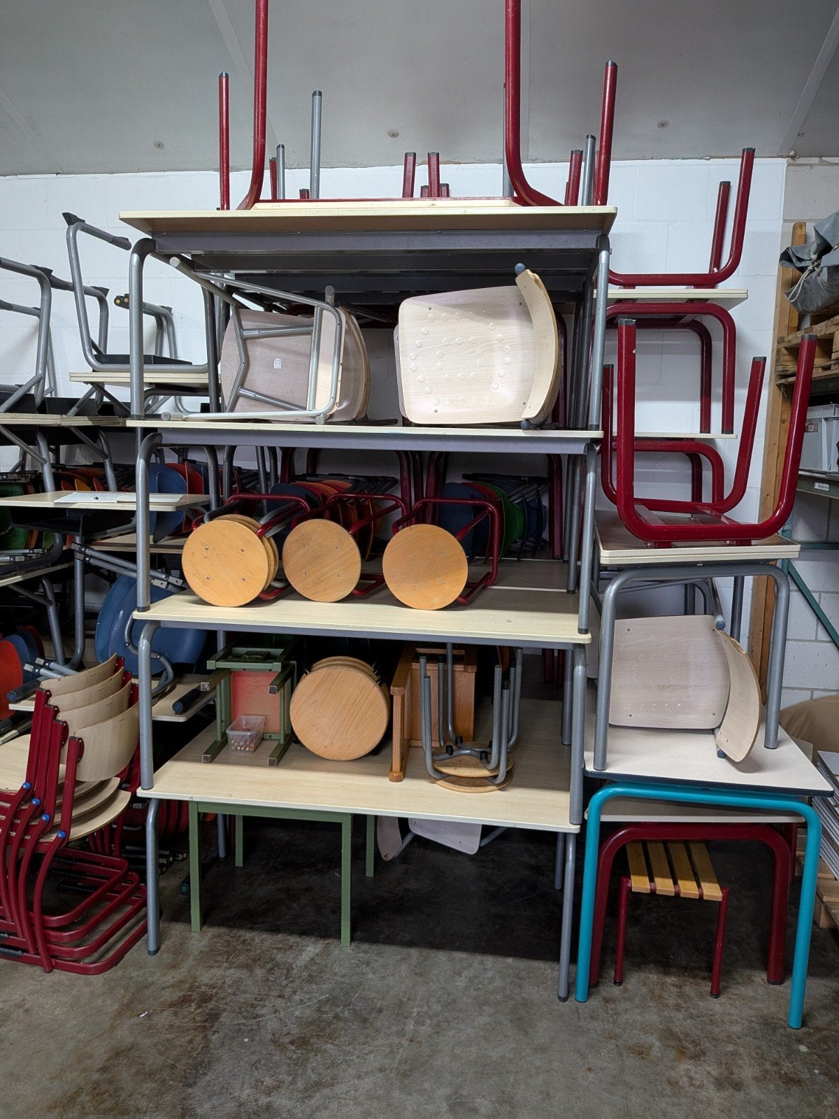 Partij school tafels stoelen, Ophalen