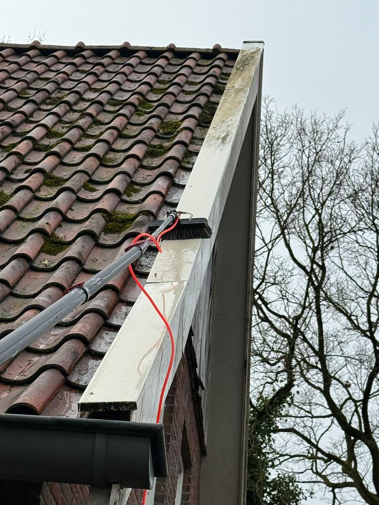Glazenwasser & Dakgoot reinigen | Zonnepanelen, Schoonmaken bedrijfsruimte