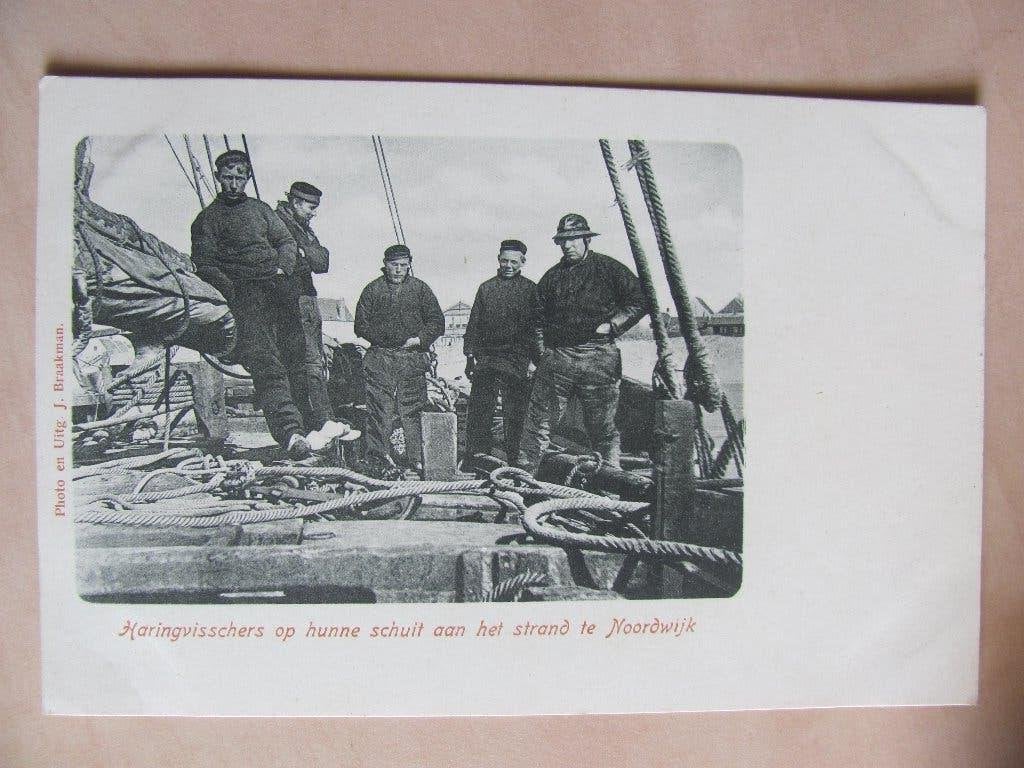 Noordwijk, Haringvisschers op hunne schuit bij het strand, Ophalen of Verzenden, Voor 1920, Zuid-Holland
