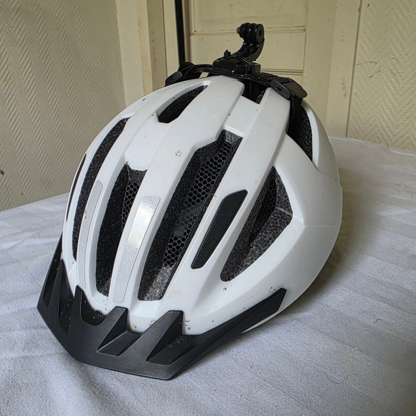 Witte fietshelm met GoPro-bevestiging maat 54-59, Gebruikt, Onbekend, Overige maten, Ophalen of Verzenden