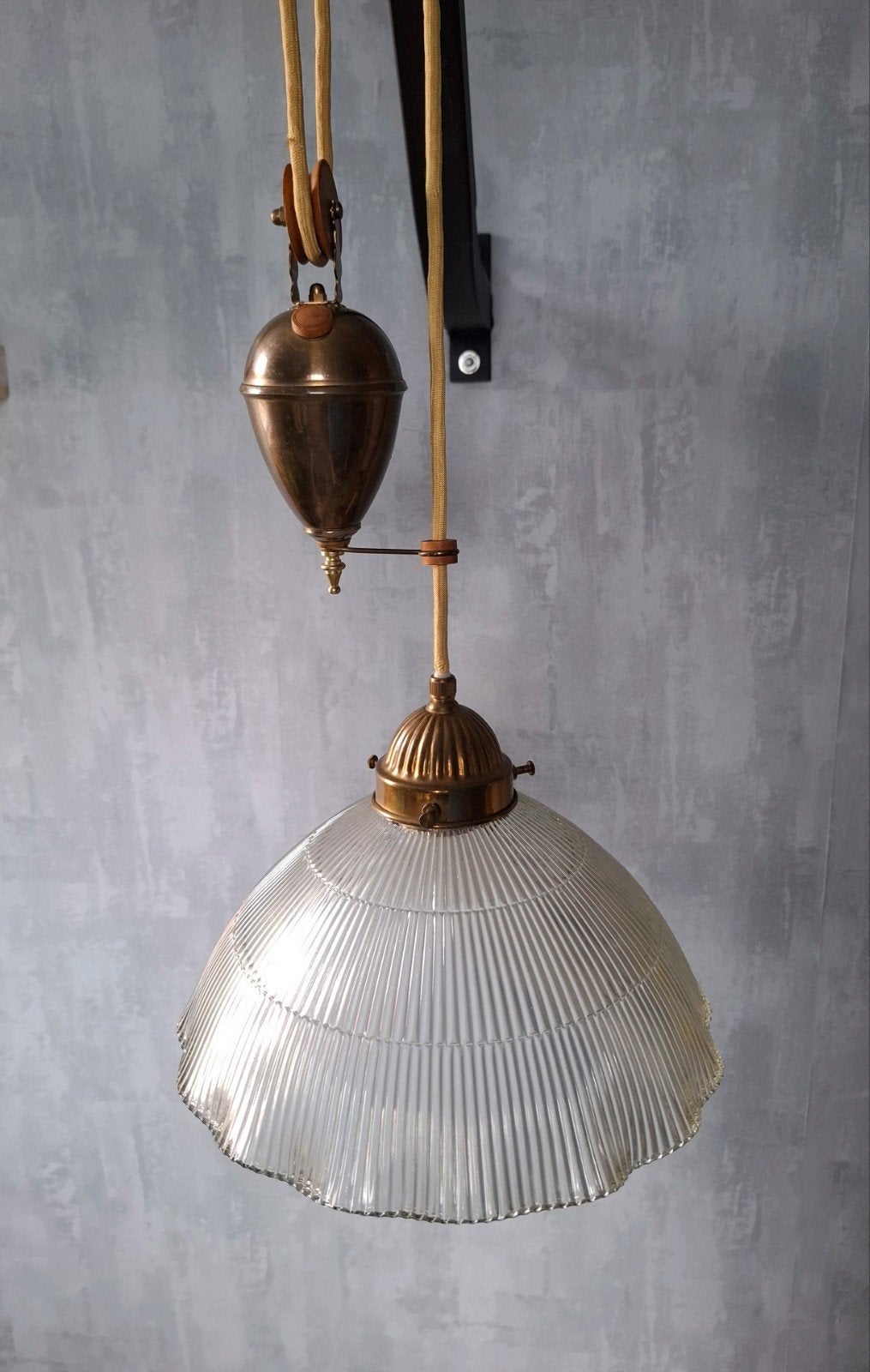 Vintage glazen hanglamp met katrol, Holophane, Huis en Inrichting, Lampen | Hanglampen, Ophalen of Verzenden, Glas, Minder dan 50 cm