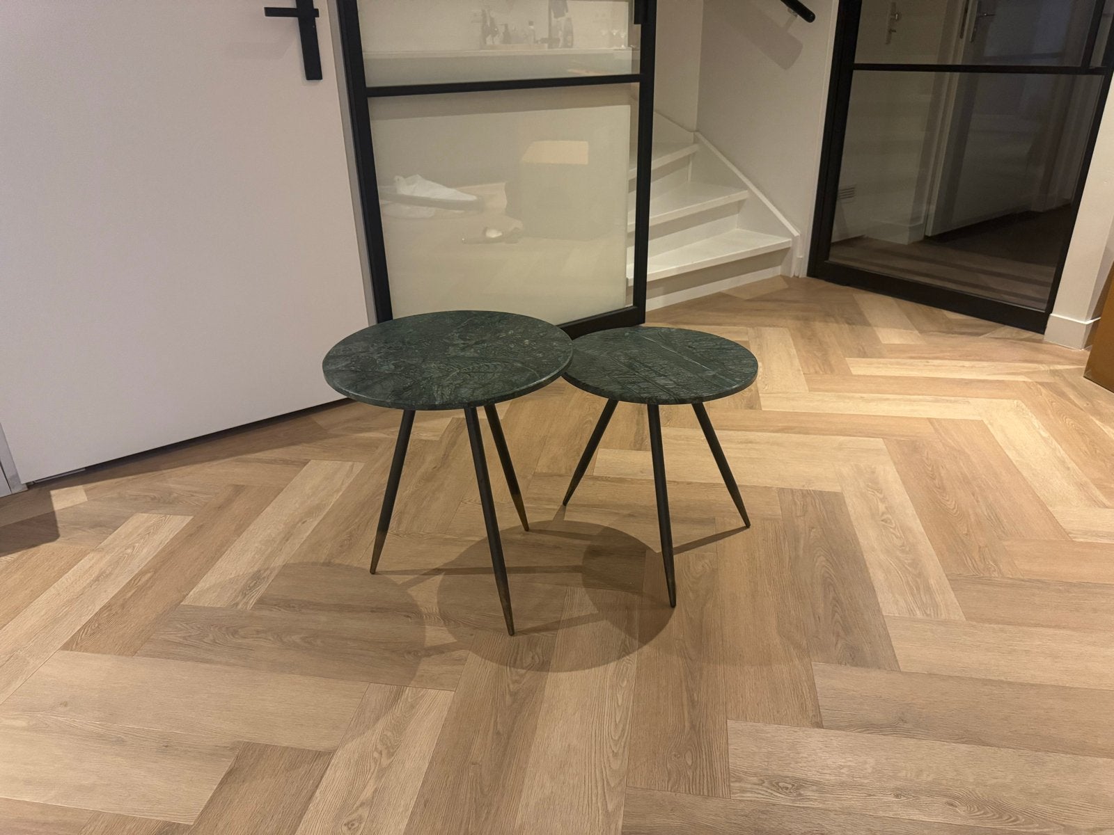 Set van 2 marmerlook bijzettafels van Loods5, groen, Ophalen, Minder dan 55 cm, Rond, Zo goed als nieuw
