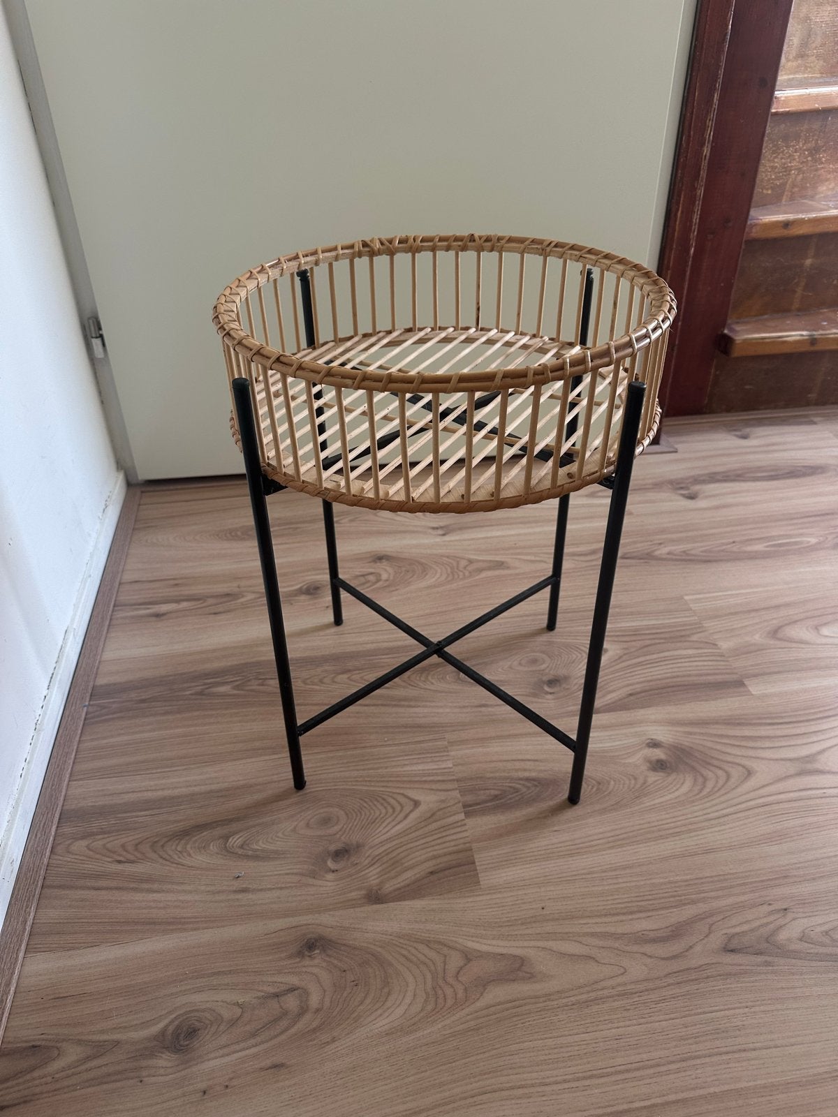Rotan plantenstandaard met metalen onderstel, Huis en Inrichting, Woonaccessoires | Overige, Ophalen, Boho, Zo goed als nieuw