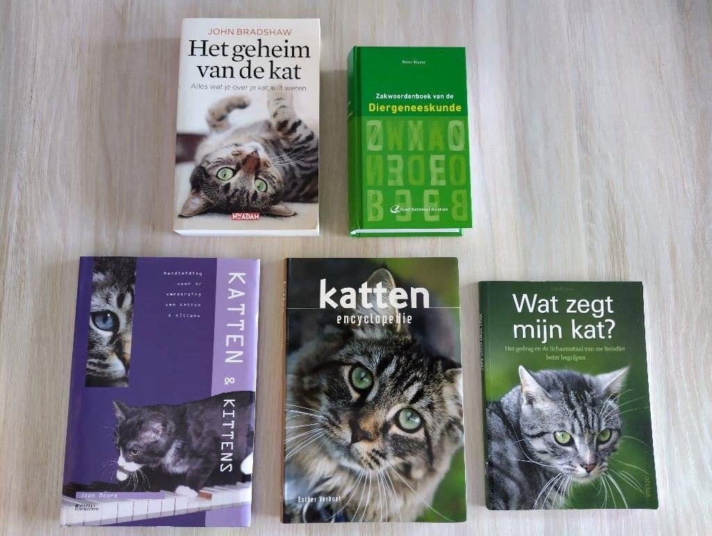 5 boeken over katten en kittens en hun verzorging, Dieren en Toebehoren, Ophalen, Zo goed als nieuw