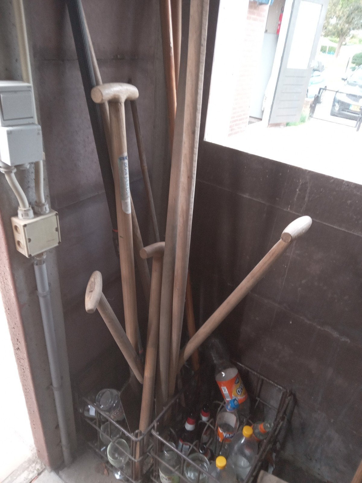Houten stelen en ijzeren gardena steel. Opgehaald in Lobith, Ophalen, Gebruikt