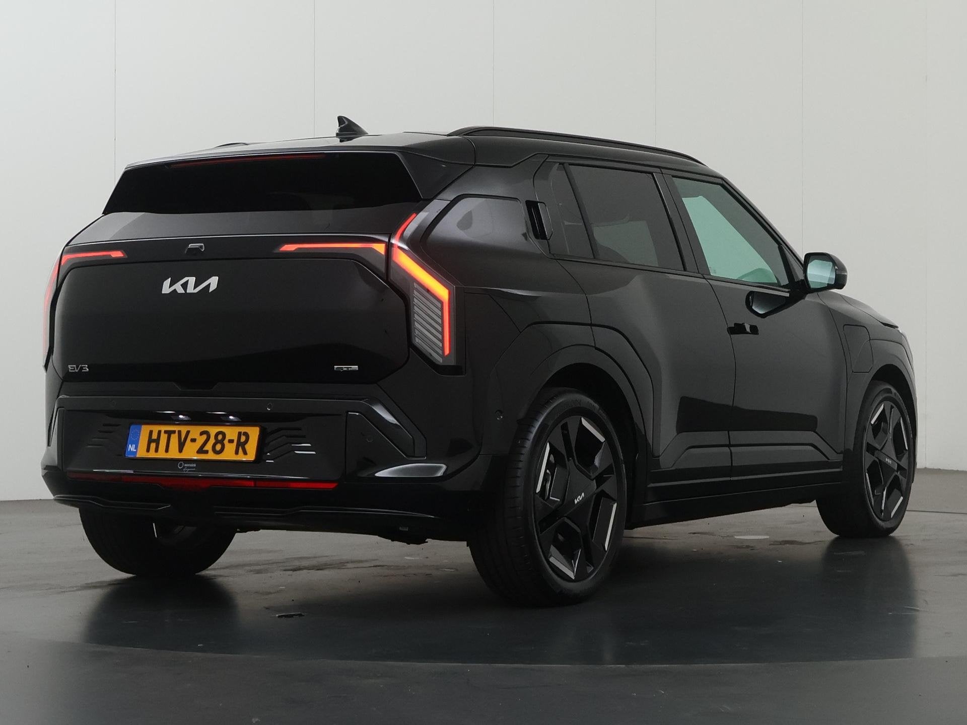 Kia EV3 GT-PlusLine 81.4 kWh | SOH 99% | Panoramaschuifdak |, 33 min, Zwart, Origineel Nederlands, Grijs