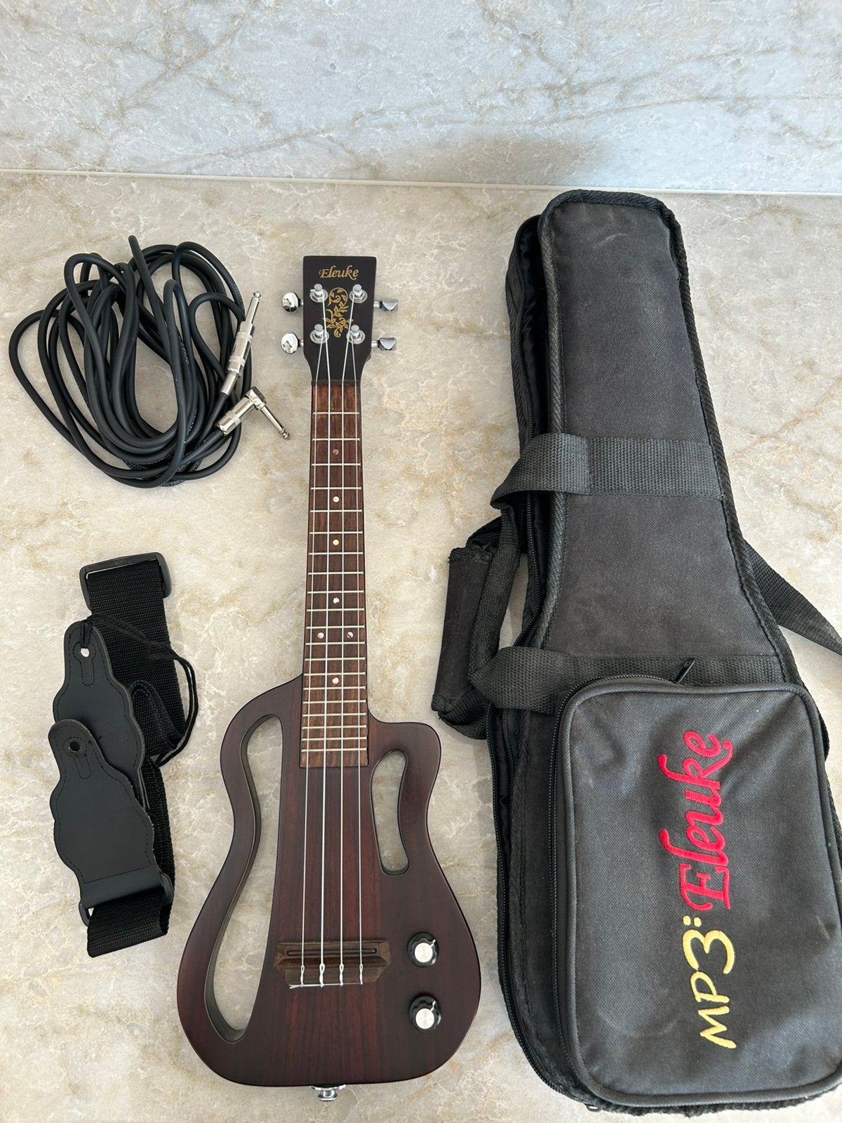 Eleuke elektrische ukulele – incl. tas, band & kabel, Ophalen, Zo goed als nieuw, Ukelele