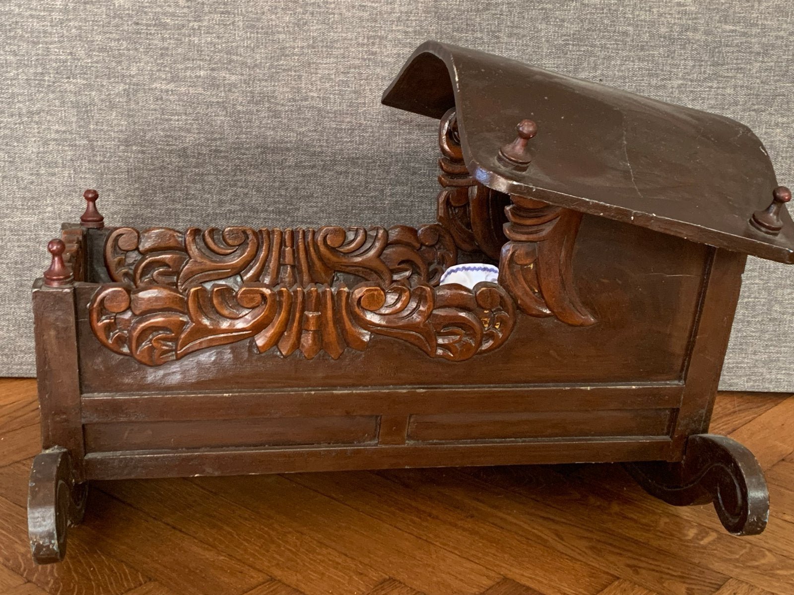 Antieke houten poppenwieg met handgeschilderde details, Ophalen