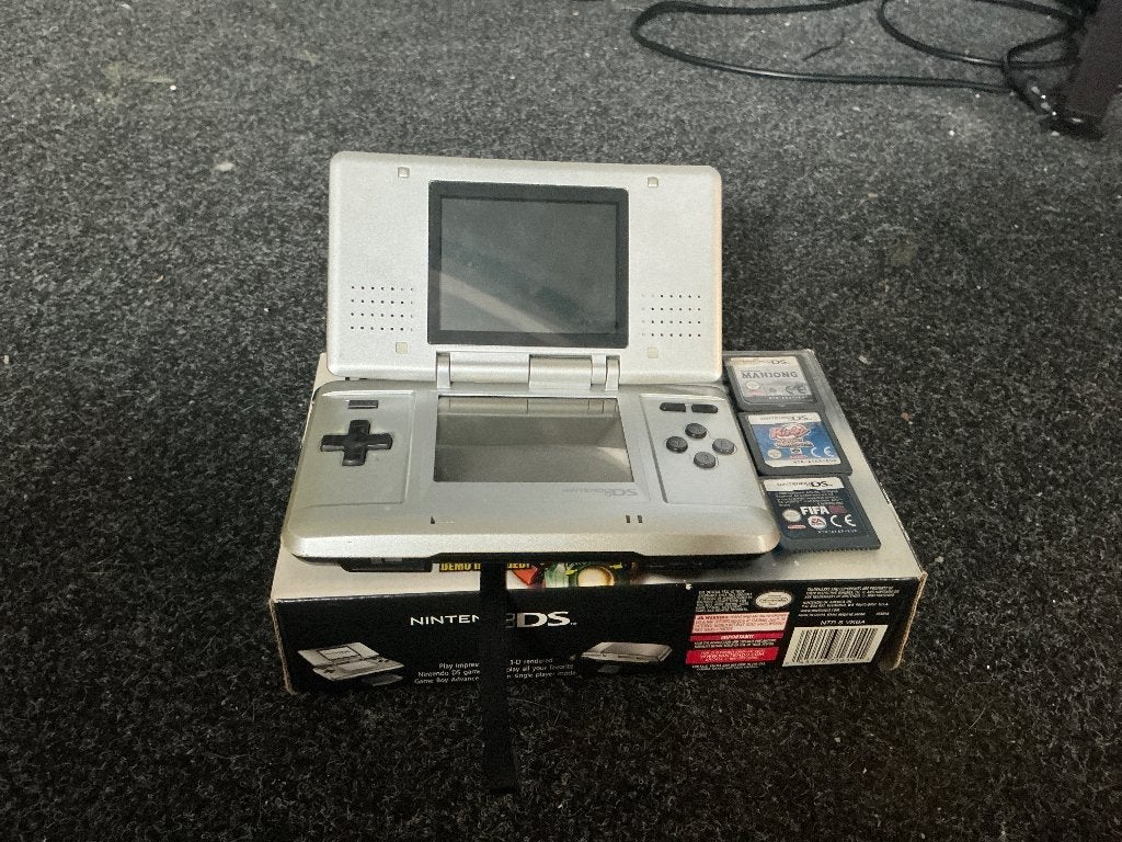 Originele Nintendo DS Zilver IN DOOS + Stylus & 2 Games, Spelcomputers en Games, Spelcomputers | Nintendo DS, Ophalen of Verzenden