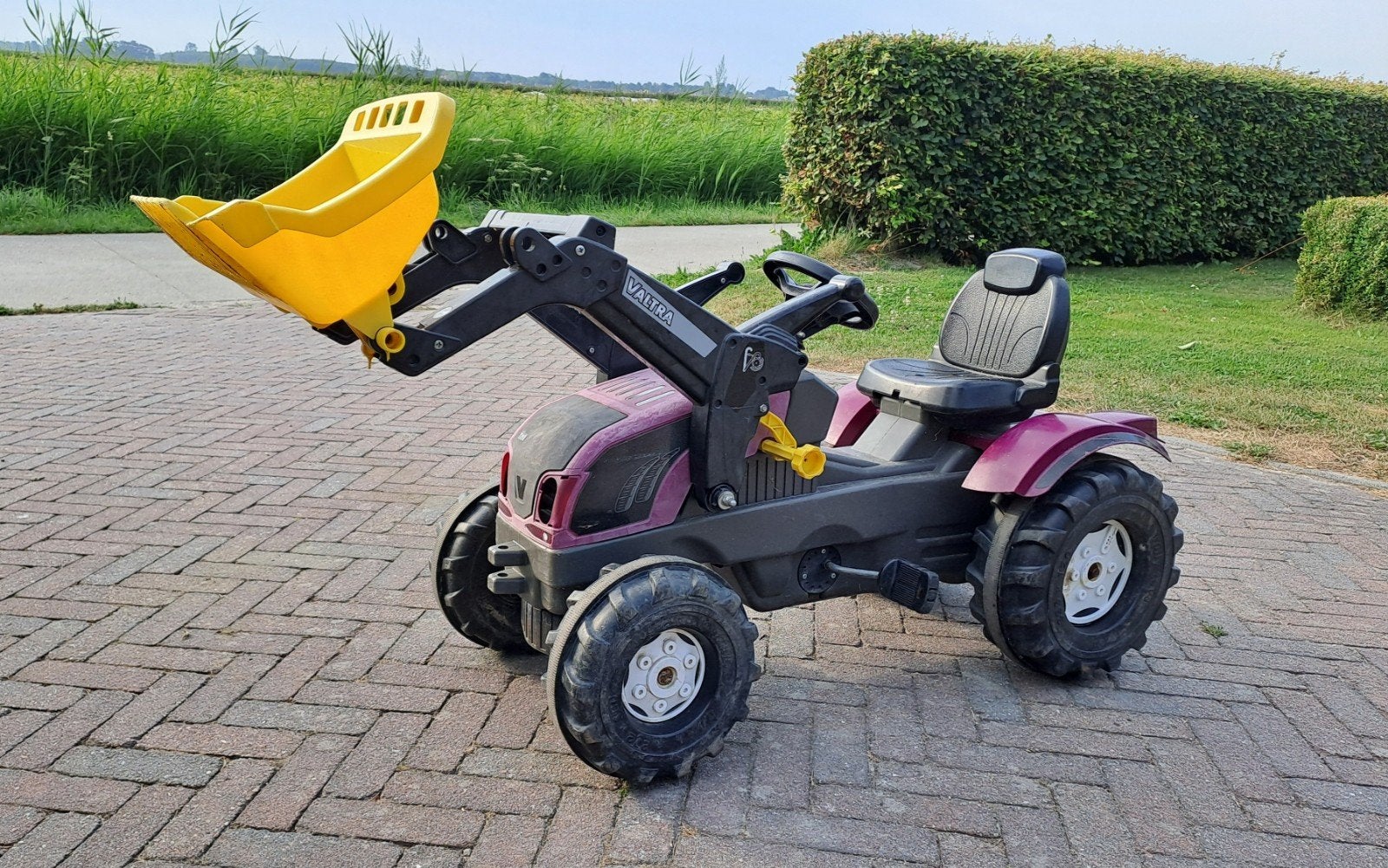 Traptrekker Valtra met voorlader, Ophalen, Gebruikt