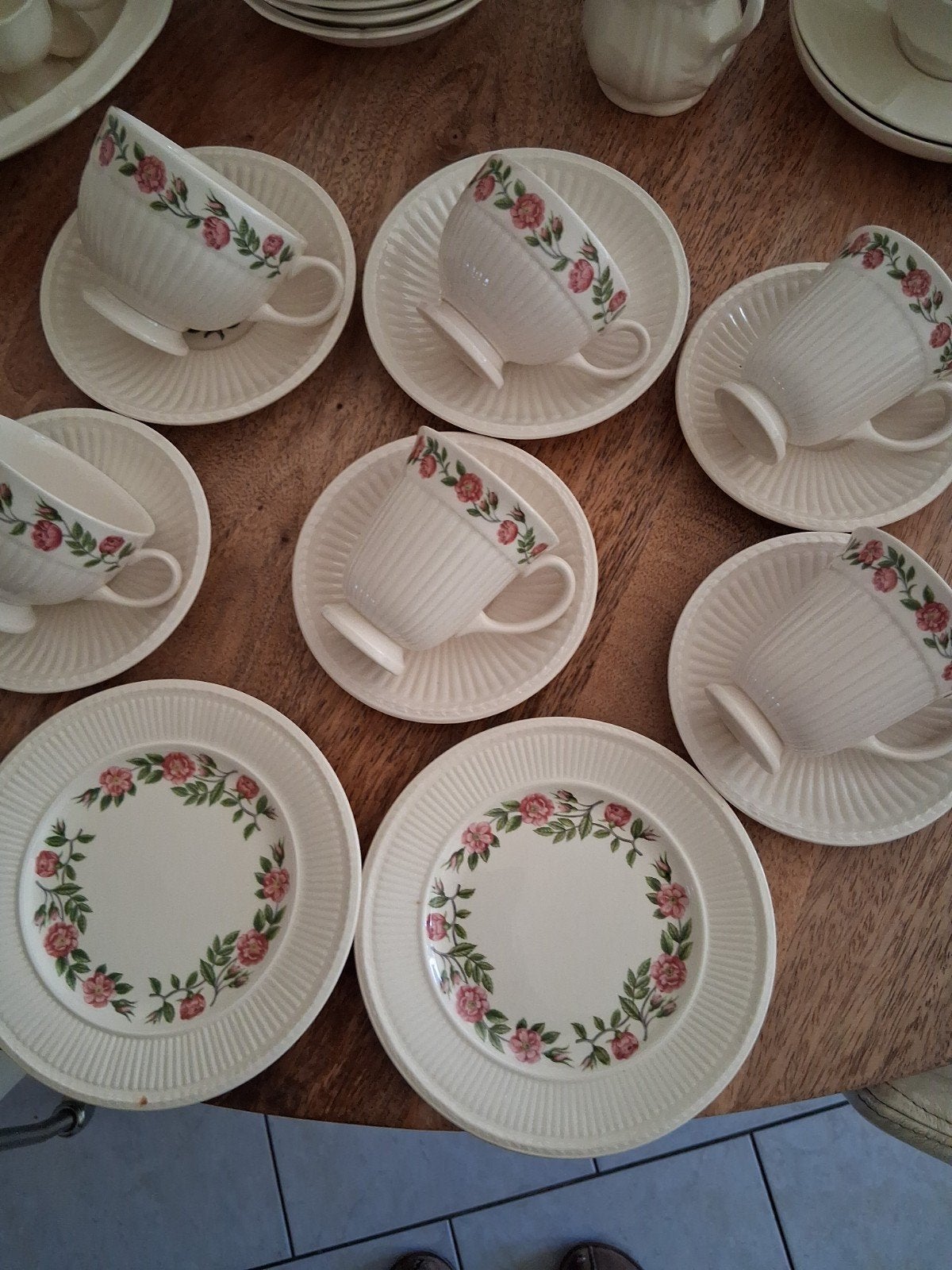 wedgwood Rosalind 6 Kop en Schotels + 2 Gebaksbordjes, Ophalen of Verzenden, Zo goed als nieuw, Porselein, Kop(pen) en/of Schotel(s)