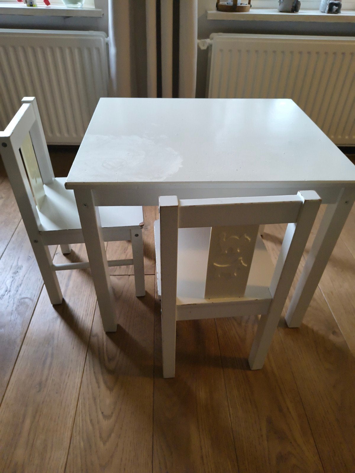 Witte houten kinder tafel met twee stoeltjes, Kinderen en Baby's, Kinderkamer | Tafels en Stoelen, Ophalen, Gebruikt, Tafel(s) en Stoel(en)