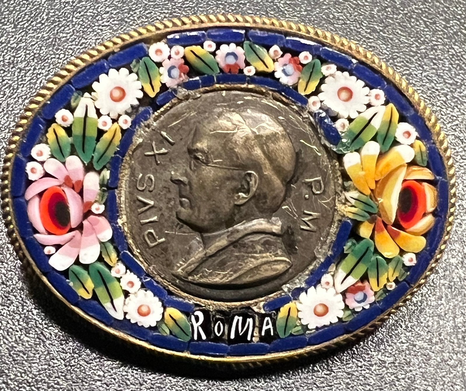 Antieke Italiaabse micromozaïek medaillonbroche Paus Pius XI, Sieraden, Tassen en Uiterlijk, Antieke sieraden, Ophalen of Verzenden
