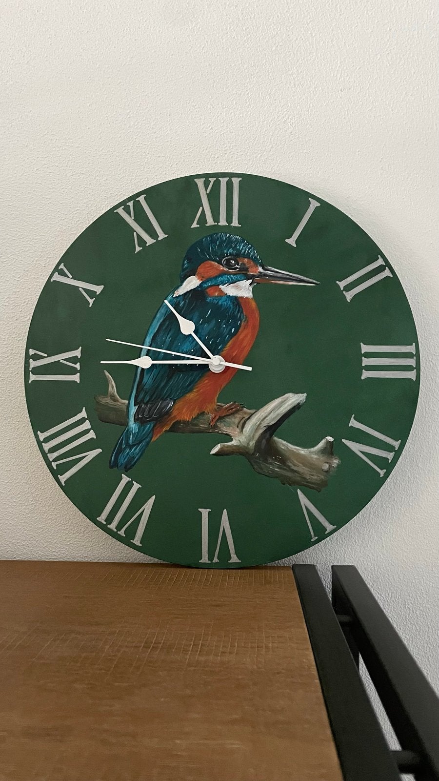 Wandklok met IJsvogel - Handgeschilderd en Uniek, Huis en Inrichting, Wandklok, Ophalen of Verzenden, Handgemaakt, Analoog