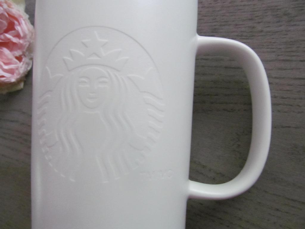 Starbucks 2017 Mug Embossed Logo White 414 ml, Huis en Inrichting, Keuken | Servies, Zo goed als nieuw, Overige typen, Overige stijlen