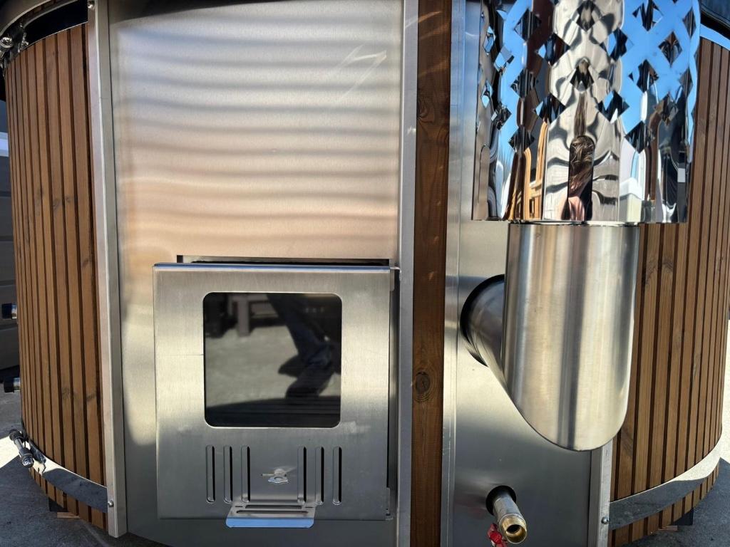 Massage Hottub I Verlichting I Demo-korting I 2025 opruiming, Ophalen, 8431 NA, Buurstede 17, Zo goed als nieuw, Vast