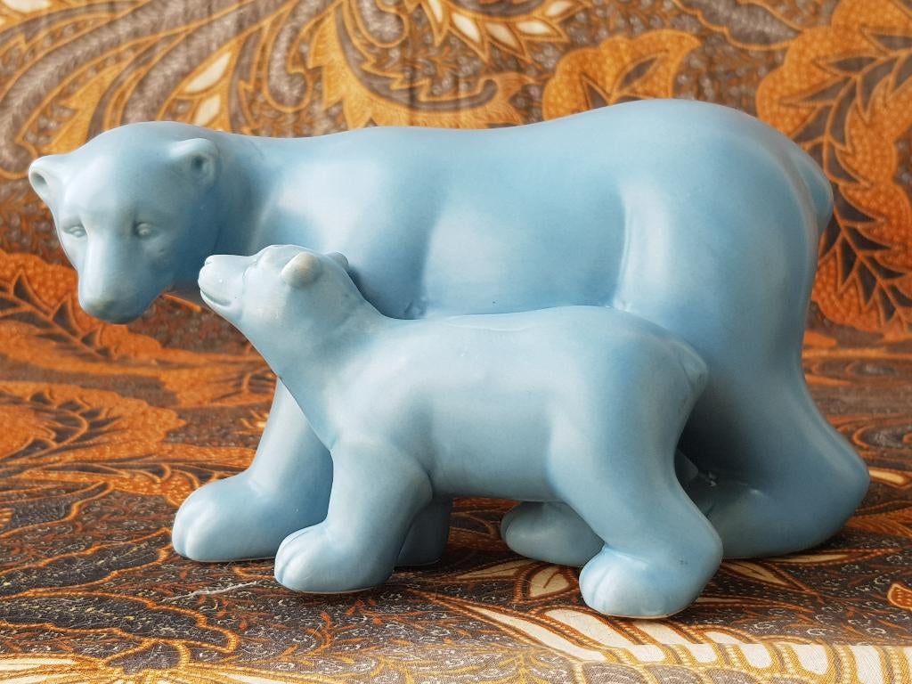 Prachtig oud beeld uit Engeland van ijsbeer met jong 19 cm., Antiek en Kunst, Antiek | Porselein, Ophalen of Verzenden