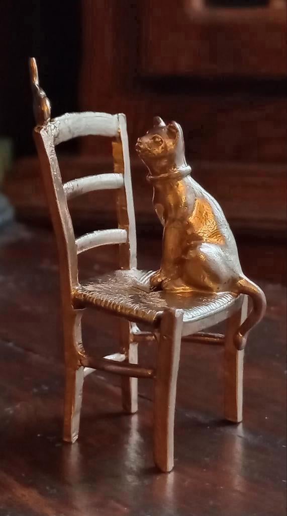 Miniatuur Beeldje van een poes met stoel en vogel,Verbronsd, Ophalen of Verzenden