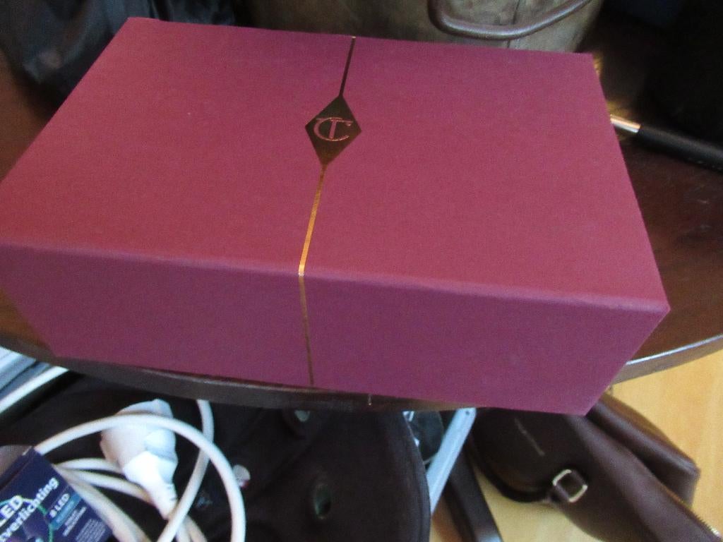 Charlotte TILBURY - large GIFT BOX + vloeipapier, Sieraden, Tassen en Uiterlijk, Uiterlijk | Cosmetica en Make-up, Nieuw, Toebehoren