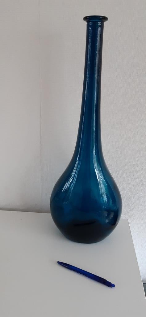 Blauwe glazen vaas  (van De Bijenkorf)), 50 tot 75 cm, Blauw, Ophalen of Verzenden, Glas