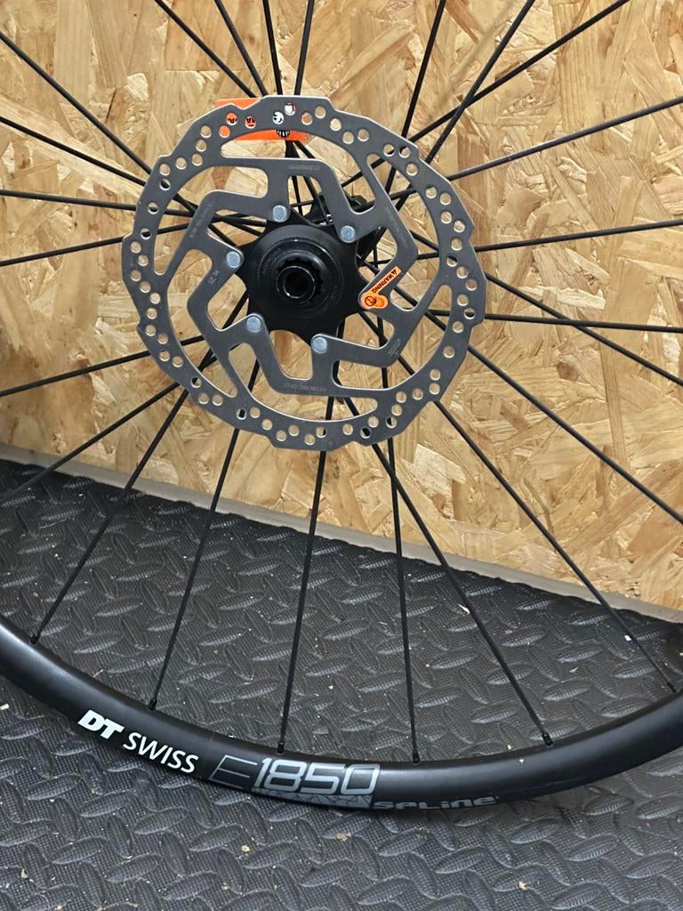 DT SWISS E1850 spline voorwiel, Ophalen, Zo goed als nieuw, Wiel